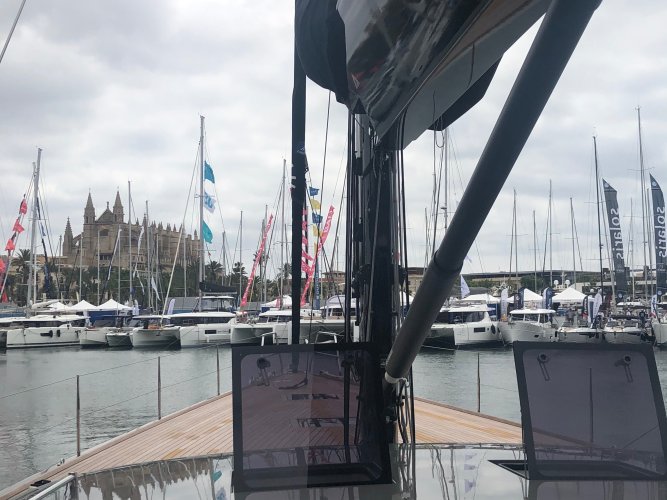 schnelle Carbon-Segelyachten auf der Palma International Boat Show 